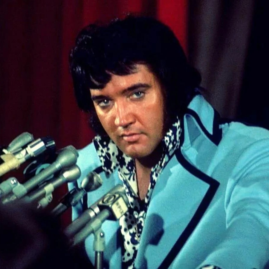 “Elvis Presley’s Tender Serenade: ‘You Don’t Have To Say You Love Me’ (1970) ” – A Heartfelt Classic!