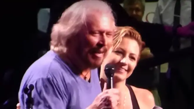 Barry Gibb inviting Maurice’s daughter on stage for duet of ‘How Can You Mend a Broken Heart’ is so moving Barry Gibb inviting Maurice’s daughter on stage for duet of ‘How Can You Mend a Broken Heart’ is so moving