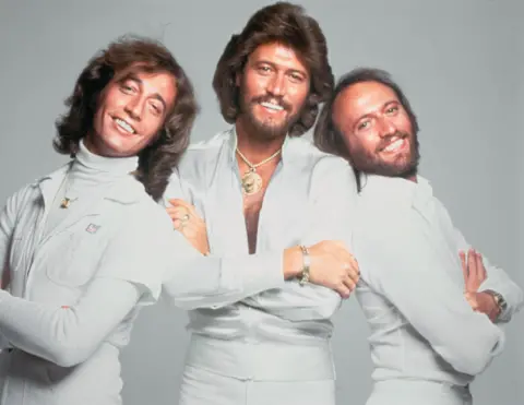 Barry Gibb, the last surviving member of the iconic Bee Gees band, shared that he and his brothers could have ended up as criminals, living completely different lives, if they hadn’t chosen music.