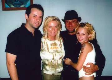 Maurice Gibb and his daughter Samantha recorded the touching song “Angel of Mercy,” a heartfelt collaboration that captured both their musical talents and the special bond they shared.