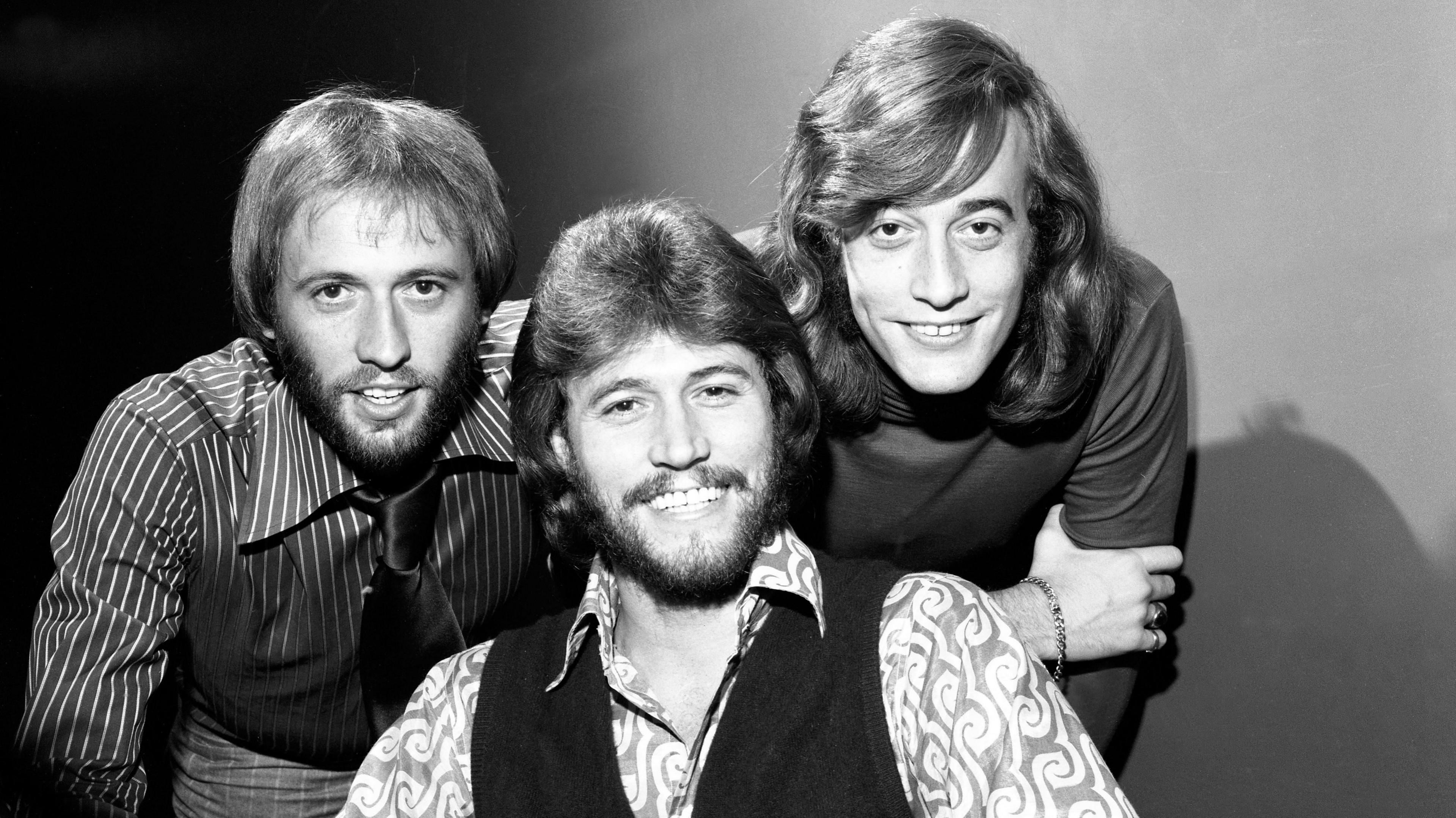 Bee Gees fever at Robin Gibb fan event in Thame - BBC News
