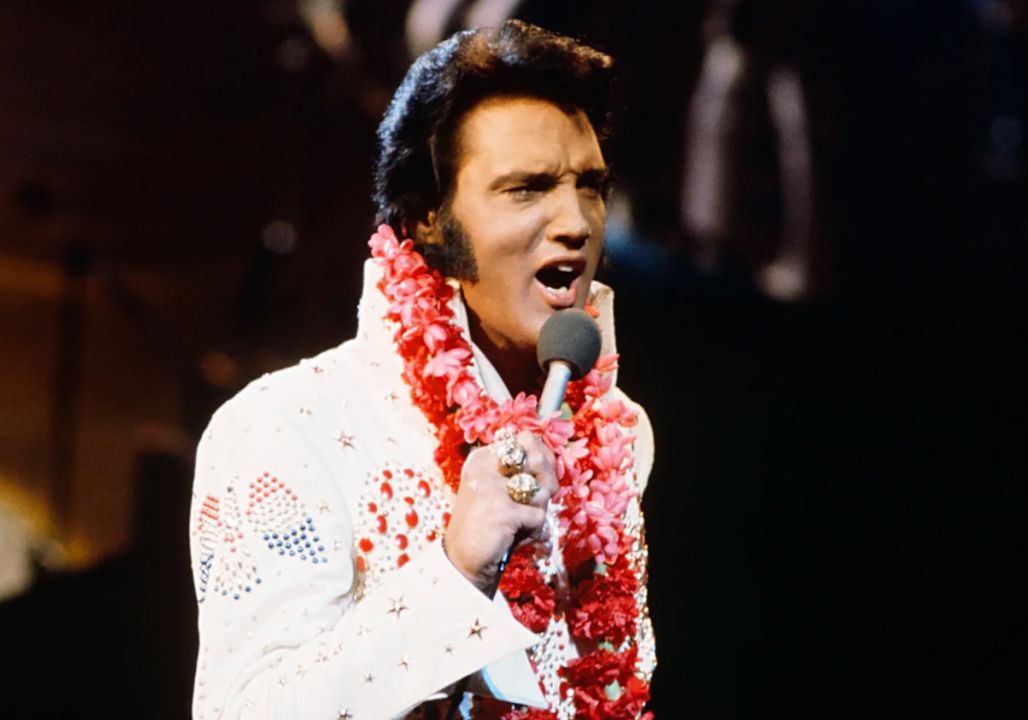 “Elvis Presley Broke Down on Stage—Because of a Secret Gift From Lisa Marie That No One Saw Coming” “Elvis Presley Broke Down on Stage—Because of a Secret Gift From Lisa Marie That No One Saw Coming”