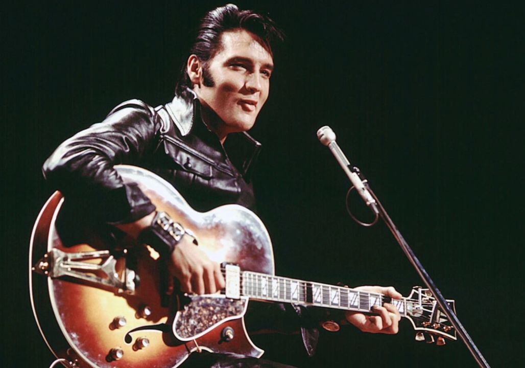 Elvis Presley hears his childhood nickname in the crowd — and is shocked to see who said it