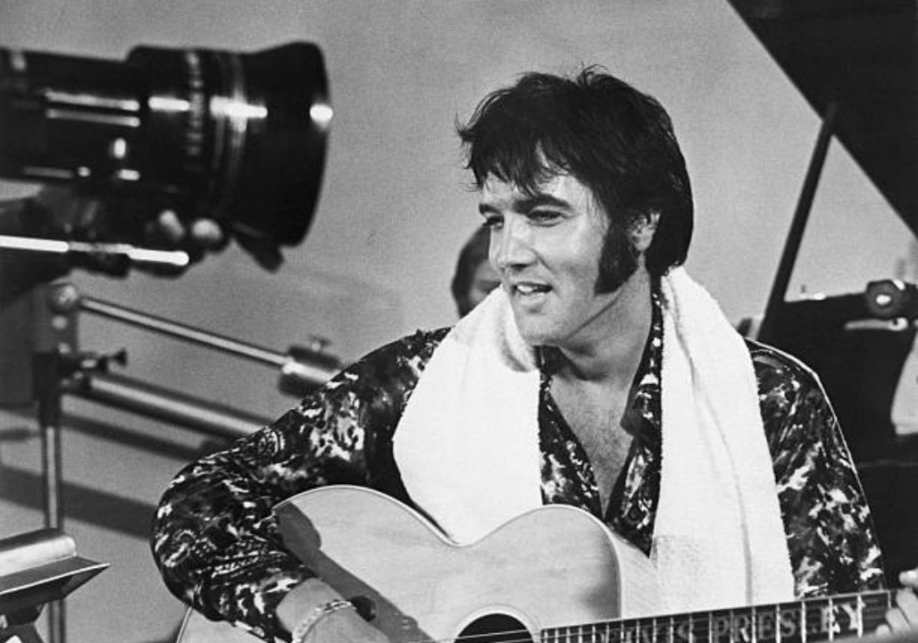 Elvis Presley catches his DAUGHTER Lisa Marie BEING MISTREATED by a stranger — what happens next is Elvis Presley catches his DAUGHTER Lisa Marie BEING MISTREATED by a stranger — what happens next is