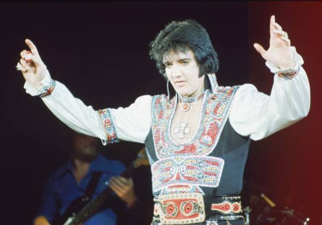 Hidden in Plain Sight: The Untold Secrets of Elvis’s Graceland Finally Revealed — You Won’t Believe What’s Still Inside the King’s Mansion! Hidden in Plain Sight: The Untold Secrets of Elvis’s Graceland Finally Revealed — You Won’t Believe What’s Still Inside the King’s Mansion!