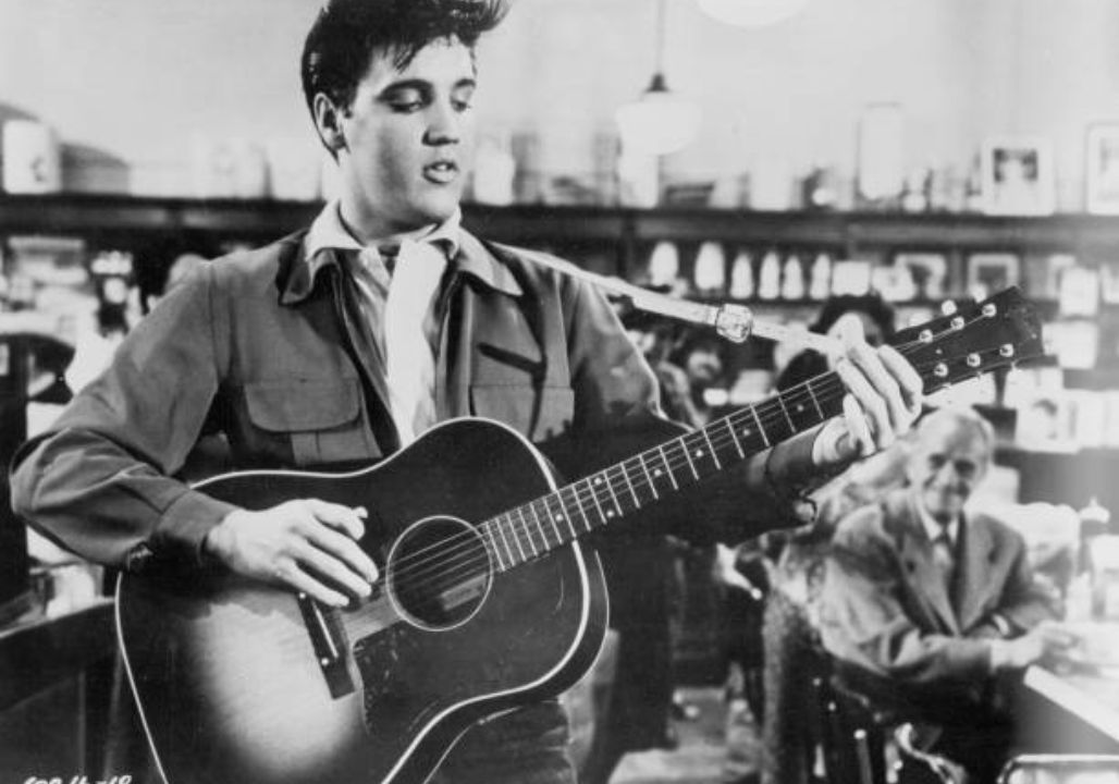 Beyond the Spotlight: Rare Family Photos Reveal the Untold Intimacy of Elvis Presley’s Inner World