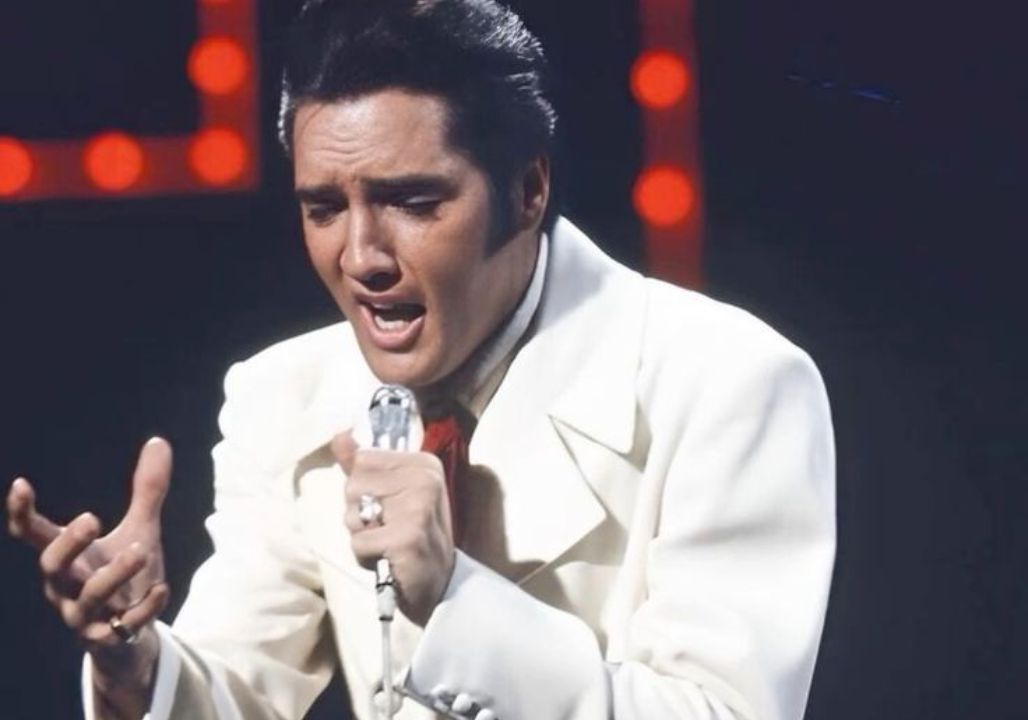 Elvis Presley – Unchained Melody: The haunting ballad that became one of his final and most emotional performances. With every note, Elvis poured out a mix of longing, passion, and unspoken farewell, captivating the audience as if he knew time was slipping away. His voice, powerful yet tender, carried the weight of a lifetime of triumphs and struggles. This wasn’t just a song—it was a moment of truth, a heartfelt goodbye from the King of Rock ‘n’ Roll that still gives chills decades later.