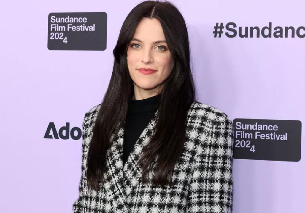 Elvis Presley’s Granddaughter Breaks Her Silence – What Riley Keough Finally Revealed About the Untouched Upstairs of Graceland After 40 Years Will Change the Way You See the King Forever. From Locked Doors and Frozen Moments in Time to Hidden Letters, Personal Belongings, and Whispers of Unheard Songs, Riley’s Emotional Account Opens a Rare Window Into Elvis’s Most Private World. Why Has This Sacred Space Remained Sealed Since 1977, and What Secrets Does It Hold About the Man Behind the Legend? Discover the Truth, the Love, and the Legacy That Even the Most Loyal Fans Have Never Known… Elvis Presley’s Granddaughter Breaks Her Silence – What Riley Keough Finally Revealed About the Untouched Upstairs of Graceland After 40 Years Will Change the Way You See the King Forever. From Locked Doors and Frozen Moments in Time to Hidden Letters, Personal Belongings, and Whispers of Unheard Songs, Riley’s Emotional Account Opens a Rare Window Into Elvis’s Most Private World. Why Has This Sacred Space Remained Sealed Since 1977, and What Secrets Does It Hold About the Man Behind the Legend? Discover the Truth, the Love, and the Legacy That Even the Most Loyal Fans Have Never Known…