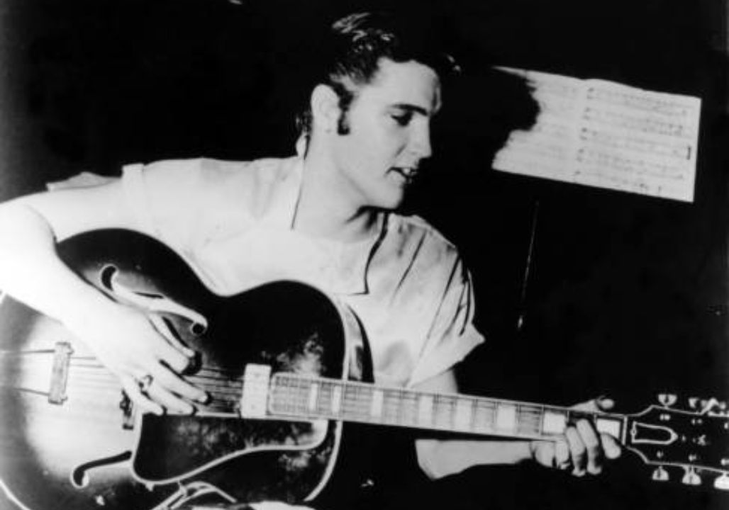 “August 16, 1977: The Day the Music Stopped – Inside the Shocking News Report That Stunned the World as Elvis Presley, the King of Rock and Roll, Was Pronounced Dead at Just 42 — From His Final Moments in Graceland to a Career That Redefined American Entertainment and Captured Millions of Hearts” “August 16, 1977: The Day the Music Stopped – Inside the Shocking News Report That Stunned the World as Elvis Presley, the King of Rock and Roll, Was Pronounced Dead at Just 42 — From His Final Moments in Graceland to a Career That Redefined American Entertainment and Captured Millions of Hearts”