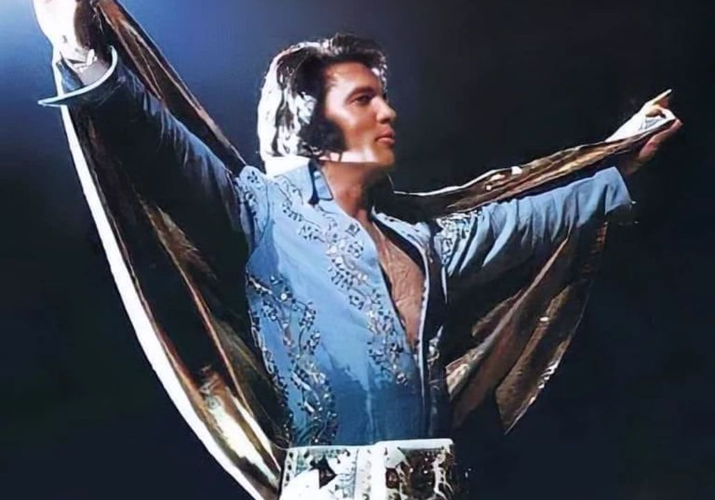 When 24-Year-Old Elvis Presley Met 14-Year-Old Priscilla Beaulieu: The Unlikely Encounter in Germany That Sparked One of the Most Famous — and Controversial — Love Stories in Music History. From a Shy Teenage Girl Far From Home to the King of Rock and Roll’s Confidante, This Is the Untold Journey of Their Secret Meetings, Midnight Phone Calls, and Emotional Bond That Grew Across Continents. Discover How a Chance Introduction in 1959 Between a World-Famous Soldier and a High School Freshman Led to Years of Hidden Romance, Parental Negotiations, and Life-Changing Decisions That Would Eventually Place a Young Woman From Wiesbaden at the Heart of Graceland. Behind the Headlines and the Fairytale Image Lies a Complex Story of Innocence, Fame, Temptation, and a Relationship That Would Test the Boundaries of Youth, Distance, and Devotion — A Story That Began Quietly in a German Living Room and Endured Through Letters, Records, and Late-Night Conversations Until It Pulled Priscilla Into the Dazzling, Demanding World of Elvis Presley Forever.