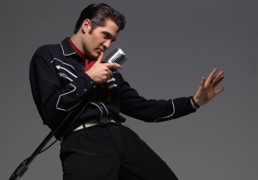 Elvis Presley: The King Who Lived Like No Other – The Untold Truth About His Humanity, His Struggles, and the Impossible Burden of Fame That Shaped His Life, His Love, and His Legacy Beyond the Spotlight, Where Every Choice, Every Flaw, and Every Moment of His Existence Was Magnified by the World, Revealing a Man Who Was Trapped Between Myth and Reality, Longing for Privacy, Trust, and Genuine Connection, While Carrying the Weight of a Legend That the World Still Worships Nearly 50 Years After His Death Elvis Presley: The King Who Lived Like No Other – The Untold Truth About His Humanity, His Struggles, and the Impossible Burden of Fame That Shaped His Life, His Love, and His Legacy Beyond the Spotlight, Where Every Choice, Every Flaw, and Every Moment of His Existence Was Magnified by the World, Revealing a Man Who Was Trapped Between Myth and Reality, Longing for Privacy, Trust, and Genuine Connection, While Carrying the Weight of a Legend That the World Still Worships Nearly 50 Years After His Death