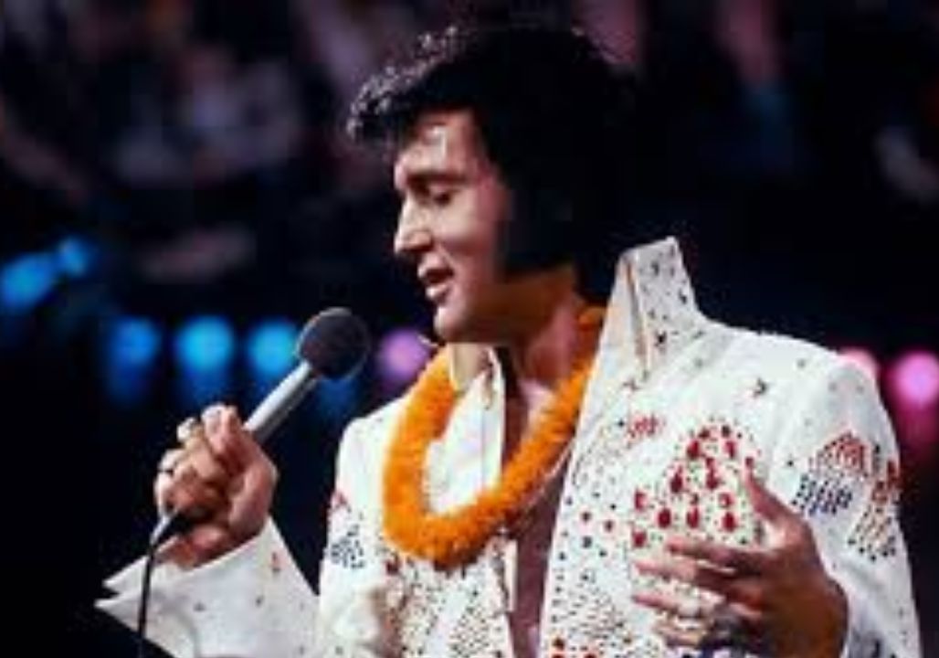 Elvis Presley helps a DISABLED FAN during a concert — the moment goes WORLDWIDE Elvis Presley helps a DISABLED FAN during a concert — the moment goes WORLDWIDE