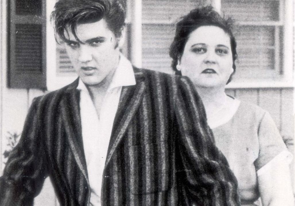 Elvis Presley defends his MOTHER after she’s INSULTED in public — and the crowd is LEFT SILENT Elvis Presley defends his MOTHER after she’s INSULTED in public — and the crowd is LEFT SILENT