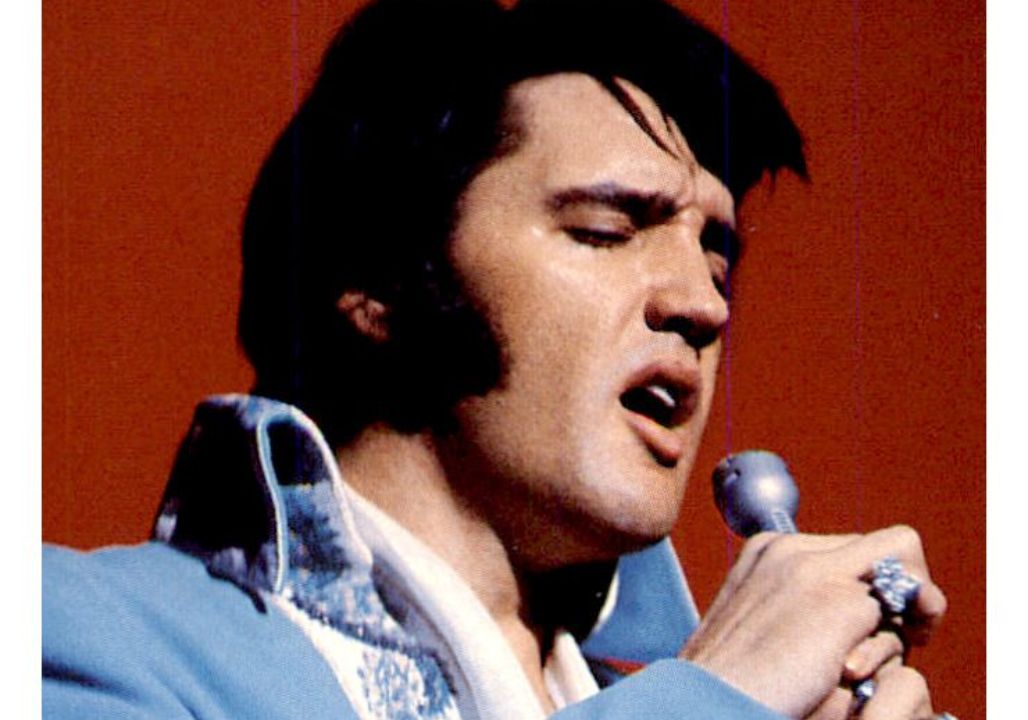 Inside Elvis Presley’s Untold Truth About Love, Loneliness, and Divorce – Rare Interview Footage Reveals How the King of Rock and Roll Spoke Candidly About His Women, Dating Rumors with Nancy Sinatra, His Bond with Priscilla, and the Real Reason Behind Their Separation. This Emotional Glimpse Into Elvis’s Private World Shows a Vulnerable Side of the Icon That Fans Rarely Saw, Where Fame, Love, and Loneliness Intertwined in the Life of a Legend.