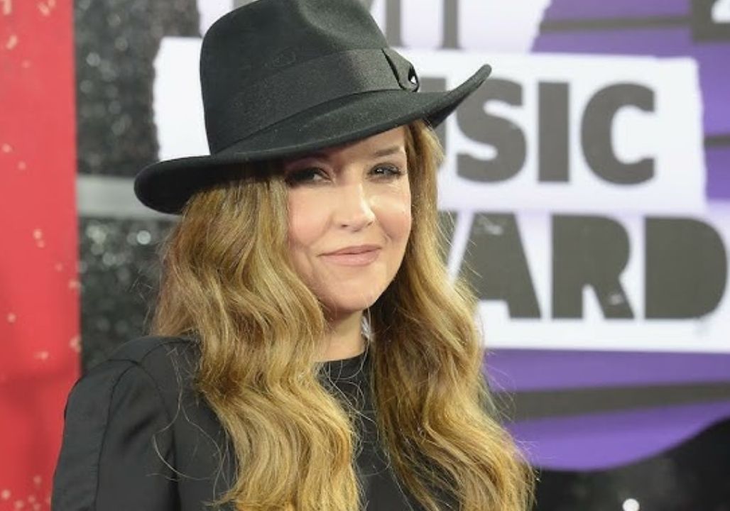 Inside Her Shocking Autobiography Finished by Riley Keough, The Heartbreak of Losing Elvis at Age 9, Betrayal, Abuse, Scientology, Turbulent Marriages with Michael Jackson and Others, Addiction, The Tragic Death of Her Son Benjamin, and How Her Daughter Now Protects Both Elvis and Lisa Marie’s Legacy at Graceland in the Face of Controversy with Priscilla Presley