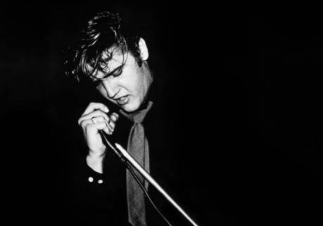 A Chance Encounter in Biloxi That Sparked One of His Most Tender Early Romances—From a White Dress and a Smile That Stole His Gaze, to Moonlit Walks on the Pier and Conversations Until Sunrise, This Story Reveals the Human Side of the King Before Fame Overtook Him, Capturing the Innocence, Beauty, and Magic of Elvis’s First Date With the Love of His Life