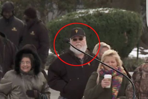 Elvis Presley ALIVE? Bearded dead ringer for The King spotted in 2017 sparks web storm - Daily Star