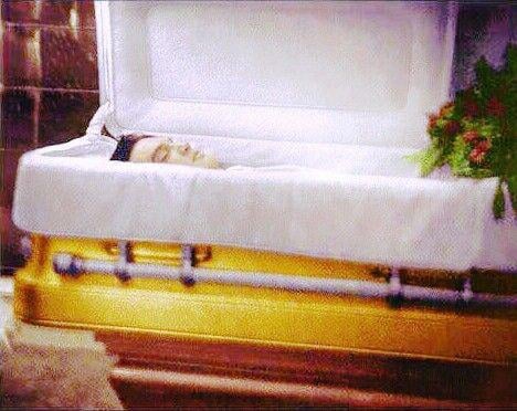 Corpse of Elvis Presley, “King of Rock and Roll” in coffin during his funeral : r/MorbidReality