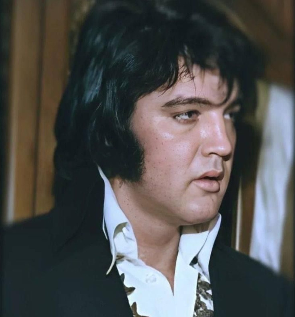 “He was in a lot of pain,” Dr. Elias Ghanem O’Grady said quietly. “Blood clots, an enlarged heart, glaucoma… his liver was three times its normal size.” It was the spring of 1977. To the world, Elvis Presley was still the King — untouchable. But when O’Grady saw him in Lake Tahoe, he barely recognized the man behind the legend. “He was bloated. His eyes were nearly closed. He was trying so hard to look good.” O’Grady knew the truth: Elvis’s body was failing. He warned, “If he doesn’t get help, he won’t live another year.” In secret, he arranged a plan — a private clinic in San Diego, then months of rest in Maui. A final chance for the King to step away from the spotlight… and maybe, just maybe, save himself.