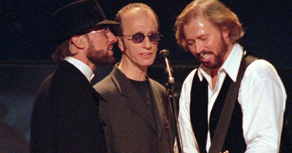 When the Bee Gees accepted the GRAMMY Legend Award in 2003, it should have been a moment of triumph. Instead, it became a heart-wrenching tribute to a fallen brother. With Maurice Gibb’s sudden passing just months earlier, Barry and Robin took the stage in tears, holding the world’s gaze as they honored not only their shared legacy but the family that gave their music meaning. What unfolded was one of the GRAMMYs’ most unforgettable and emotional moments… When the Bee Gees accepted the GRAMMY Legend Award in 2003, it should have been a moment of triumph. Instead, it became a heart-wrenching tribute to a fallen brother. With Maurice Gibb’s sudden passing just months earlier, Barry and Robin took the stage in tears, holding the world’s gaze as they honored not only their shared legacy but the family that gave their music meaning. What unfolded was one of the GRAMMYs’ most unforgettable and emotional moments…