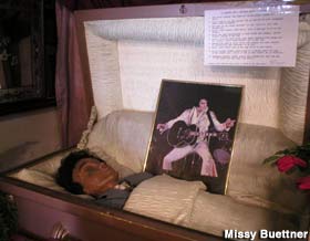 1 MIN AGO: ELVIS PRESLEY’S CASKET HAS BEEN OPENED – AND WHAT THEY FOUND WILL SHAKE THE WORLD!