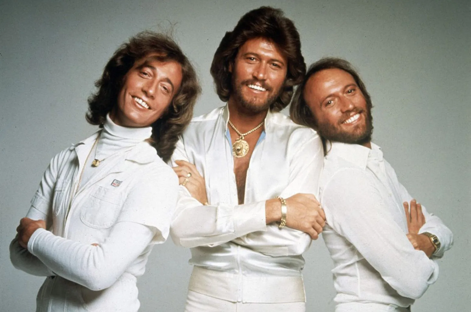 In the late 1980s, Barry Gibb faced one of the darkest moments of his life when his younger brother, Andy Gibb, died suddenly at just 30 years old. The Bee Gees were shattered. Barry, in particular, carried immense guilt, feeling he hadn’t done enough to save Andy from his personal struggles. Years later, while working on new music with his brothers Robin and Maurice, Barry began to heal. “Kiss of Life” became a symbolic song—not just of love, but of rebirth and forgiveness. It reflected the band’s journey through unimaginable loss and their ability to find hope again through music. The harmonies were no longer just sound—they were prayers, memories, and redemption. For the Bee Gees, the “kiss of life” wasn’t just romantic—it was the love that pulled them back from despair, the music that kept Andy’s spirit alive, and the bond that nothing—not even death—could break.