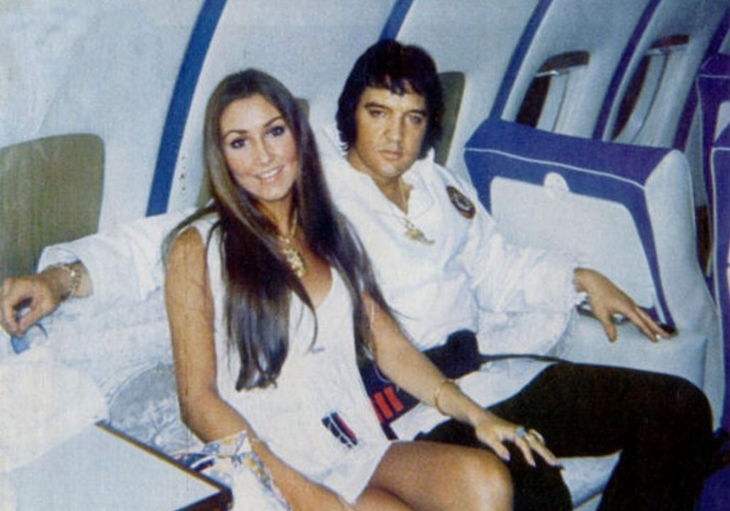 Linda Thompson once said that seeing Elvis Presley in those final performances of 1977 was “devastating,” and in her words, you can feel a truth that cuts deeper than any photograph or headline. This was a woman who had loved him, lived beside him, and understood the weight he carried long before the rest of the world noticed. When she looked at him on that stage, she didn’t see the jumpsuit or the legend. She saw the man she once held through sleepless nights, now fighting a battle his body could no longer win. Linda Thompson once said that seeing Elvis Presley in those final performances of 1977 was “devastating,” and in her words, you can feel a truth that cuts deeper than any photograph or headline. This was a woman who had loved him, lived beside him, and understood the weight he carried long before the rest of the world noticed. When she looked at him on that stage, she didn’t see the jumpsuit or the legend. She saw the man she once held through sleepless nights, now fighting a battle his body could no longer win.