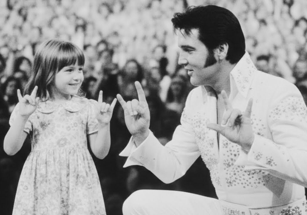 Elvis Froze Mid-Song After Spotting This Girl — Moments Later, History Was Made Elvis Froze Mid-Song After Spotting This Girl — Moments Later, History Was Made